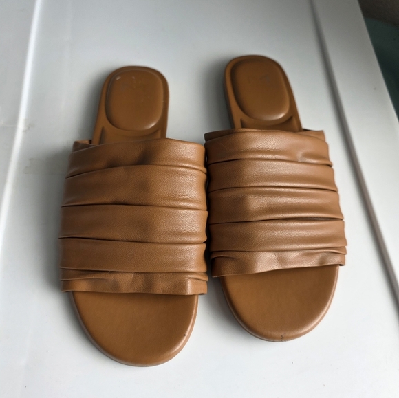 Marc Fisher oswin 2 flat sandal in medium natural Size 7.5 - Picture 1 of 7